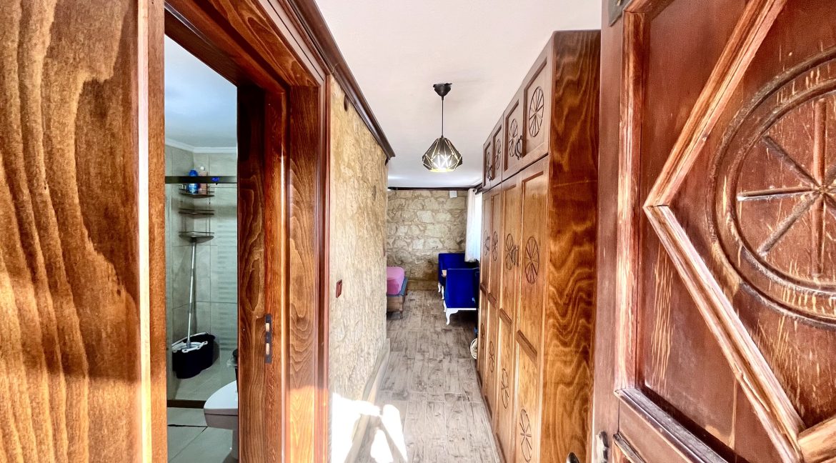 Arıklı Kanyonunda Deniz ve Doğa Manzaralı Taş Ev