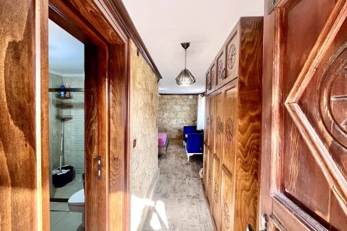 Arıklı Kanyonunda Deniz ve Doğa Manzaralı Taş Ev