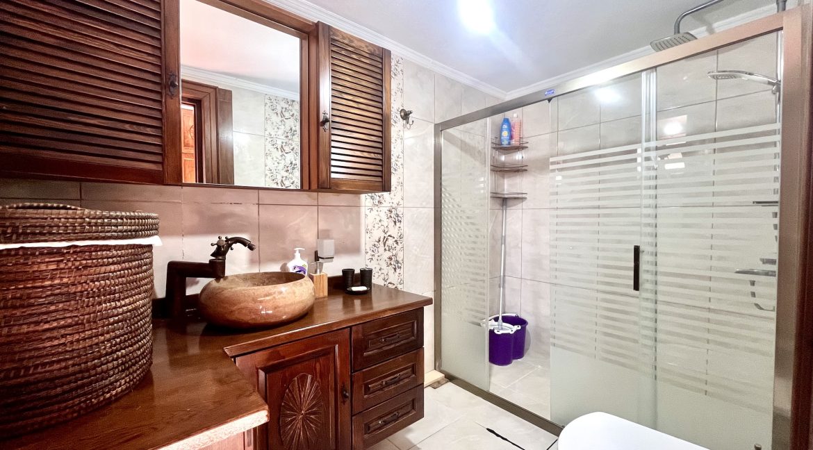 Arıklı Kanyonunda Deniz ve Doğa Manzaralı Taş Ev