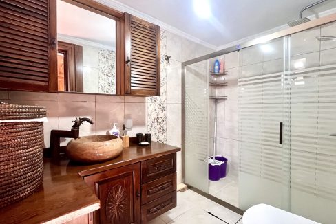 Arıklı Kanyonunda Deniz ve Doğa Manzaralı Taş Ev