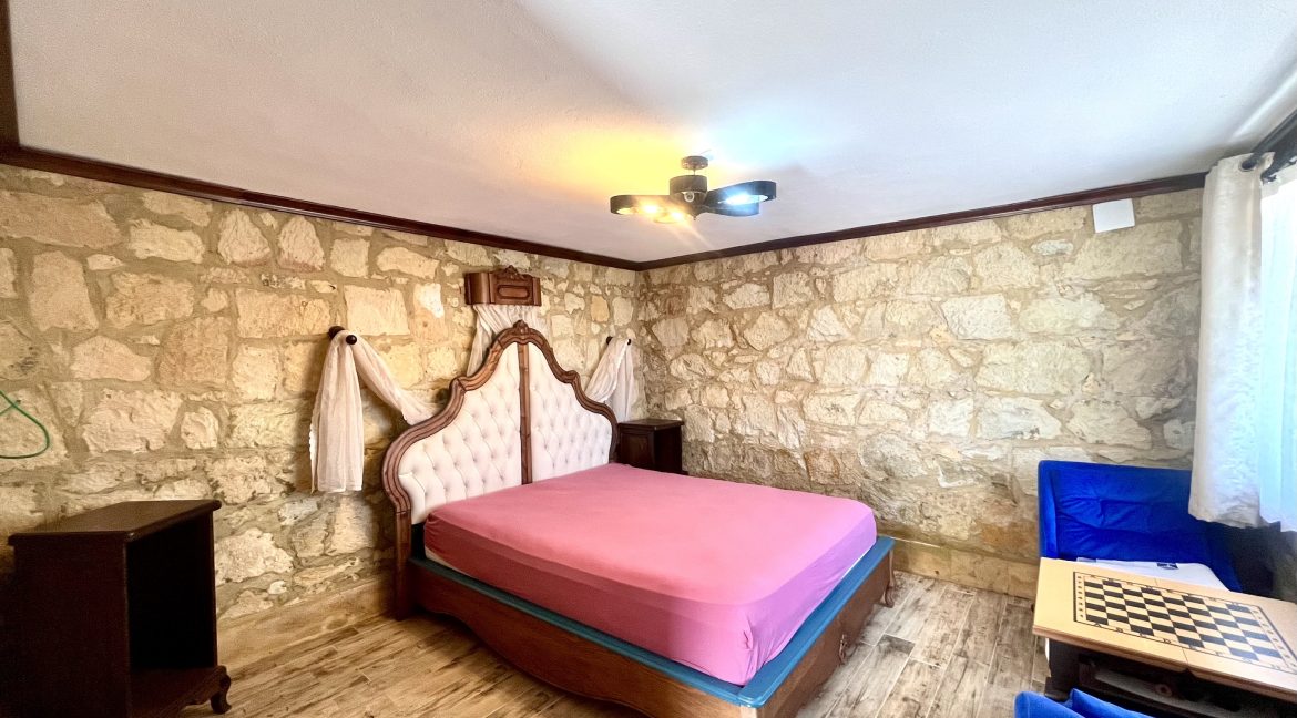 Arıklı Kanyonunda Deniz ve Doğa Manzaralı Taş Ev