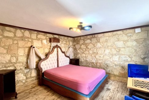 Arıklı Kanyonunda Deniz ve Doğa Manzaralı Taş Ev