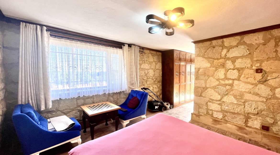 Arıklı Kanyonunda Deniz ve Doğa Manzaralı Taş Ev