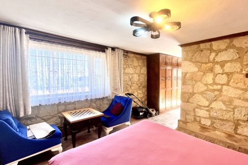 Arıklı Kanyonunda Deniz ve Doğa Manzaralı Taş Ev