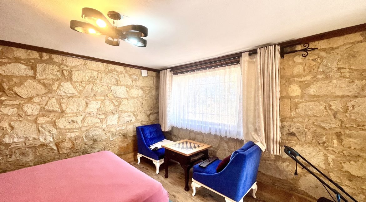 Arıklı Kanyonunda Deniz ve Doğa Manzaralı Taş Ev