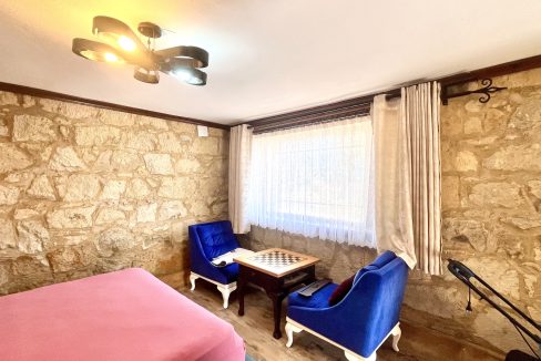 Arıklı Kanyonunda Deniz ve Doğa Manzaralı Taş Ev