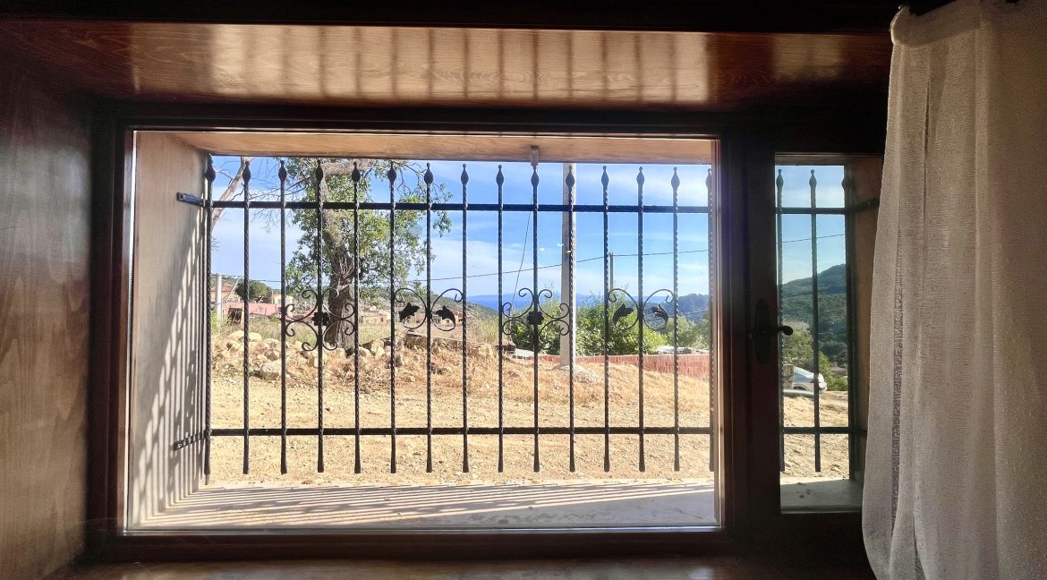 Arıklı Kanyonunda Deniz ve Doğa Manzaralı Taş Ev