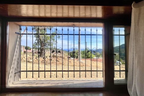 Arıklı Kanyonunda Deniz ve Doğa Manzaralı Taş Ev