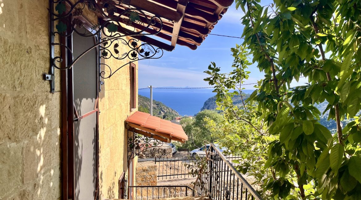 Arıklı Kanyonunda Deniz ve Doğa Manzaralı Taş Ev