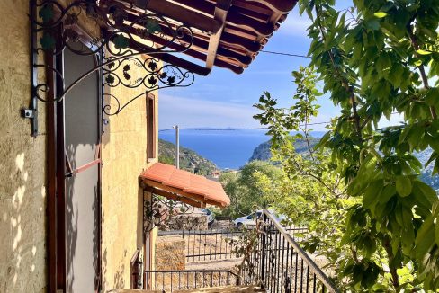 Arıklı Kanyonunda Deniz ve Doğa Manzaralı Taş Ev