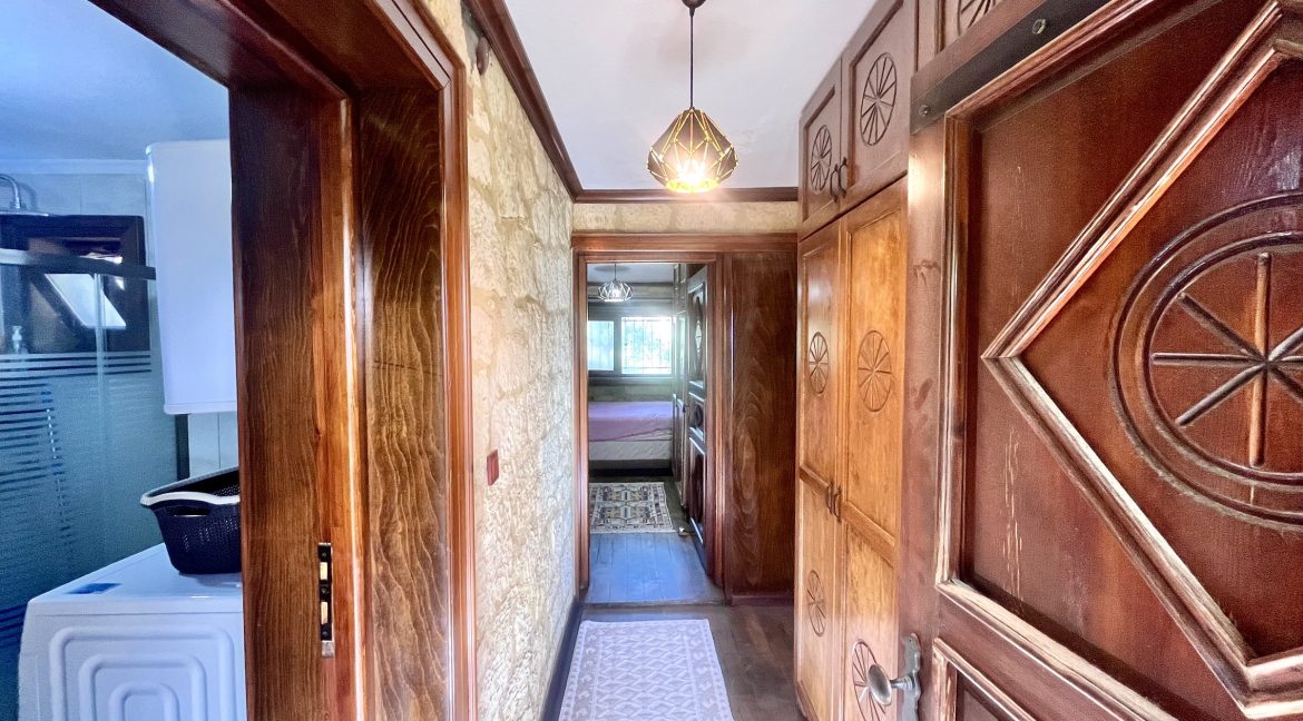 Arıklı Kanyonunda Deniz ve Doğa Manzaralı Taş Ev