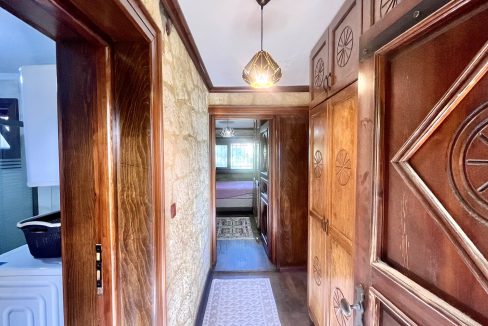 Arıklı Kanyonunda Deniz ve Doğa Manzaralı Taş Ev