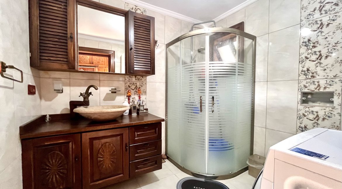 Arıklı Kanyonunda Deniz ve Doğa Manzaralı Taş Ev