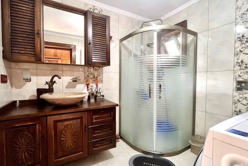 Arıklı Kanyonunda Deniz ve Doğa Manzaralı Taş Ev