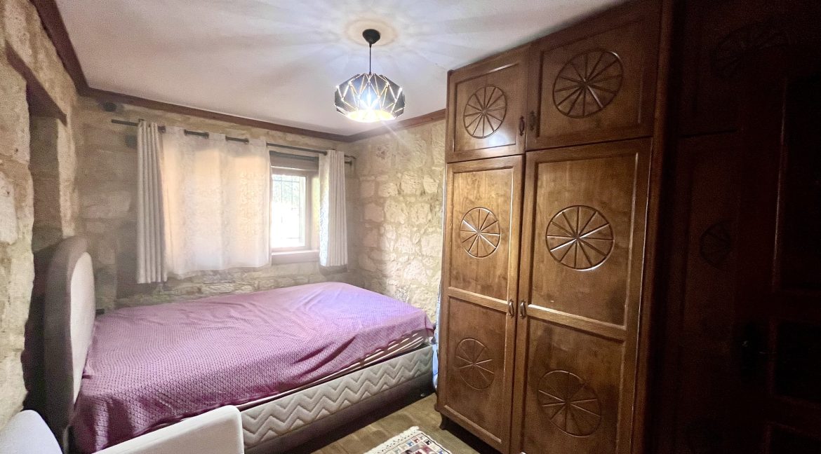 Arıklı Kanyonunda Deniz ve Doğa Manzaralı Taş Ev