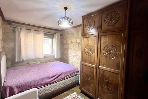 Arıklı Kanyonunda Deniz ve Doğa Manzaralı Taş Ev