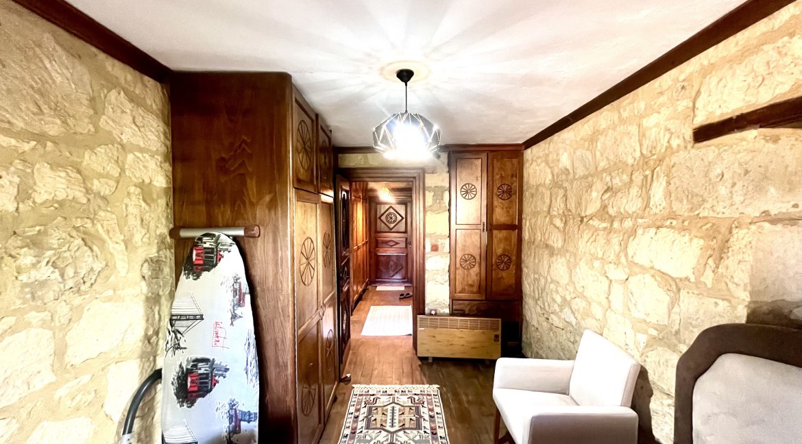 Arıklı Kanyonunda Deniz ve Doğa Manzaralı Taş Ev