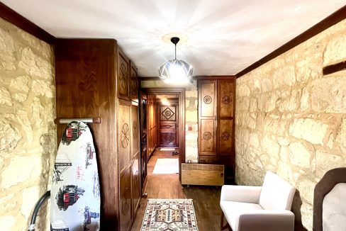 Arıklı Kanyonunda Deniz ve Doğa Manzaralı Taş Ev