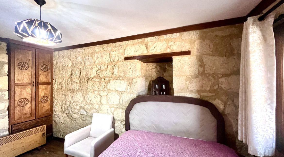 Arıklı Kanyonunda Deniz ve Doğa Manzaralı Taş Ev