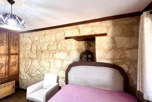 Arıklı Kanyonunda Deniz ve Doğa Manzaralı Taş Ev