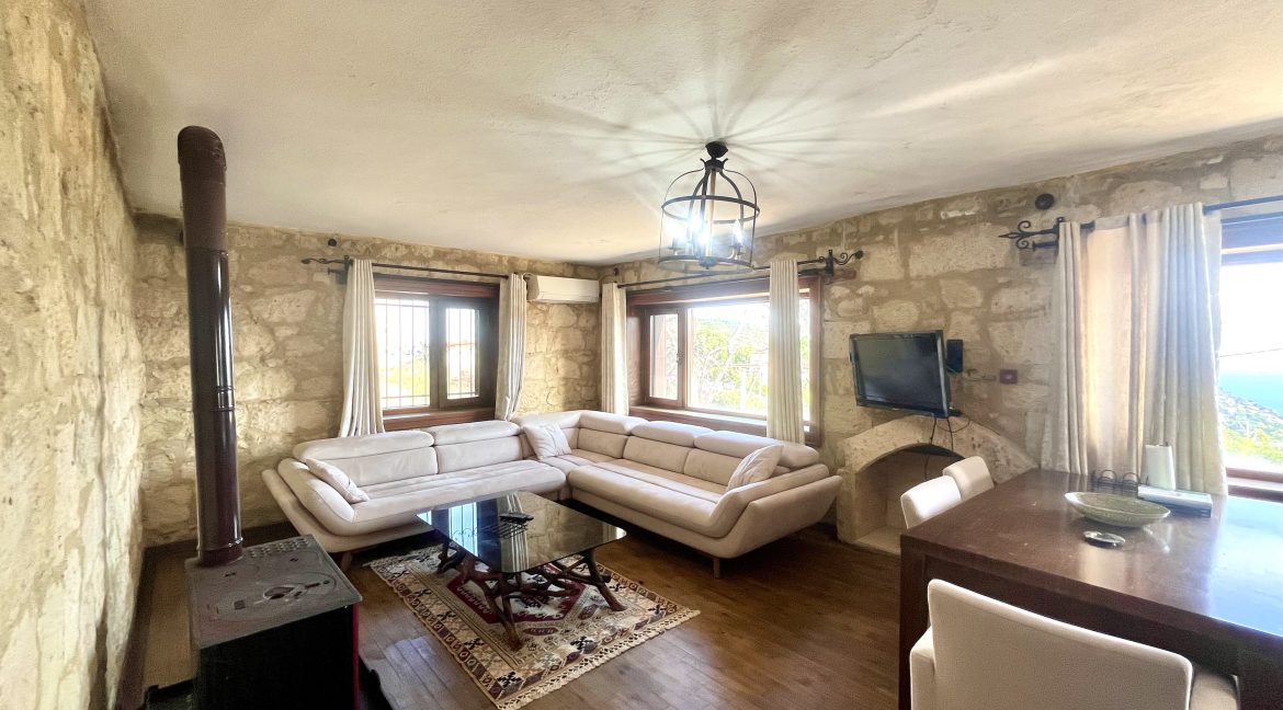 Arıklı Kanyonunda Deniz ve Doğa Manzaralı Taş Ev