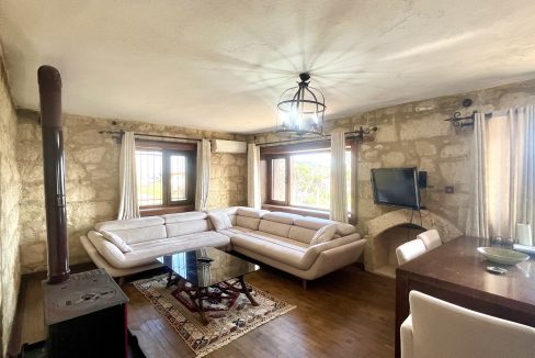 Arıklı Kanyonunda Deniz ve Doğa Manzaralı Taş Ev