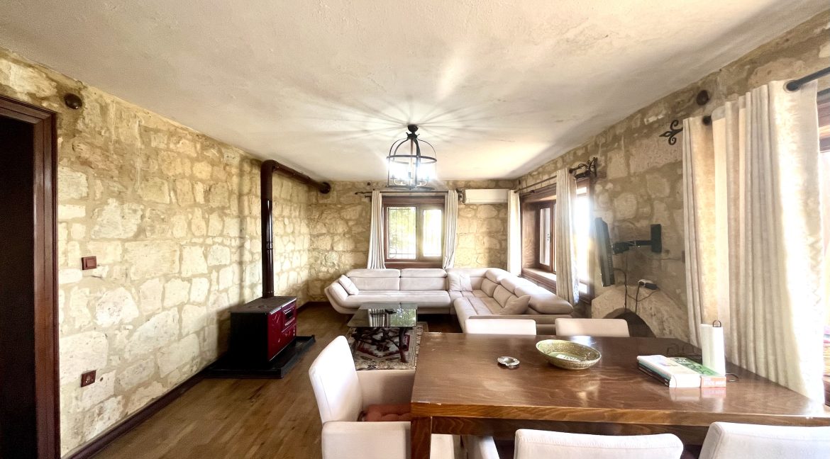 Arıklı Kanyonunda Deniz ve Doğa Manzaralı Taş Ev