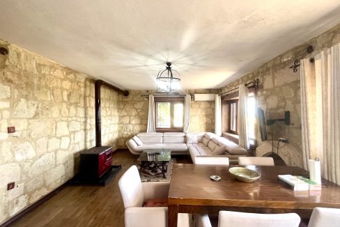 Arıklı Kanyonunda Deniz ve Doğa Manzaralı Taş Ev