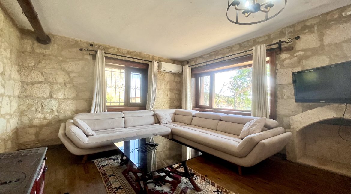 Arıklı Kanyonunda Deniz ve Doğa Manzaralı Taş Ev