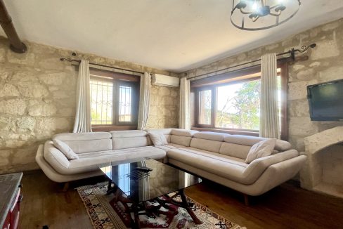 Arıklı Kanyonunda Deniz ve Doğa Manzaralı Taş Ev