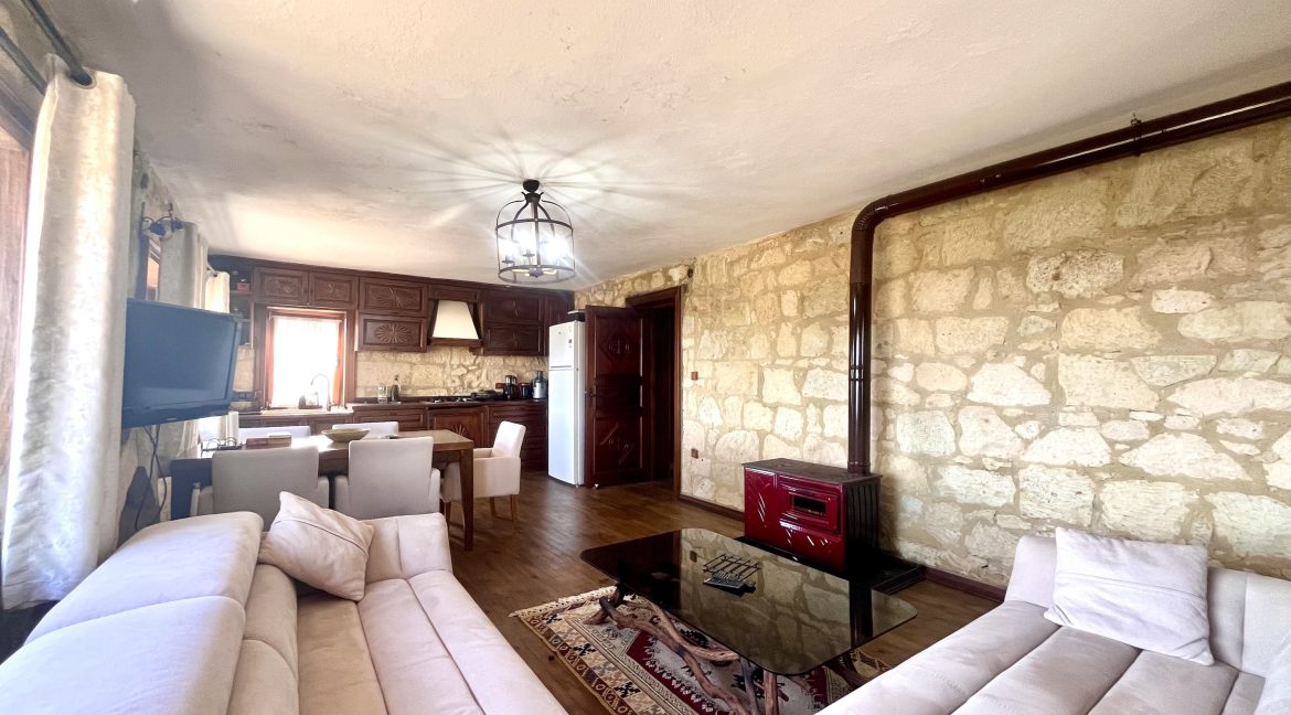 Arıklı Kanyonunda Deniz ve Doğa Manzaralı Taş Ev