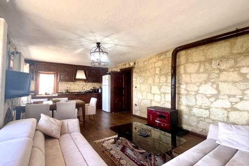 Arıklı Kanyonunda Deniz ve Doğa Manzaralı Taş Ev