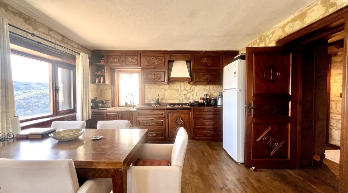 Arıklı Kanyonunda Deniz ve Doğa Manzaralı Taş Ev