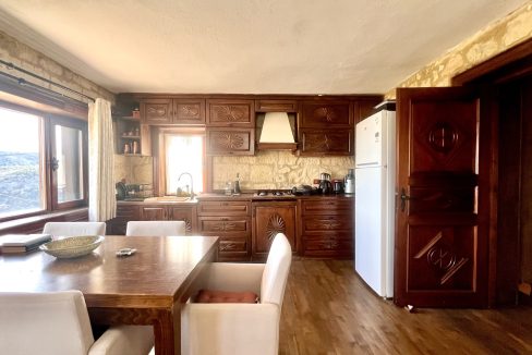 Arıklı Kanyonunda Deniz ve Doğa Manzaralı Taş Ev