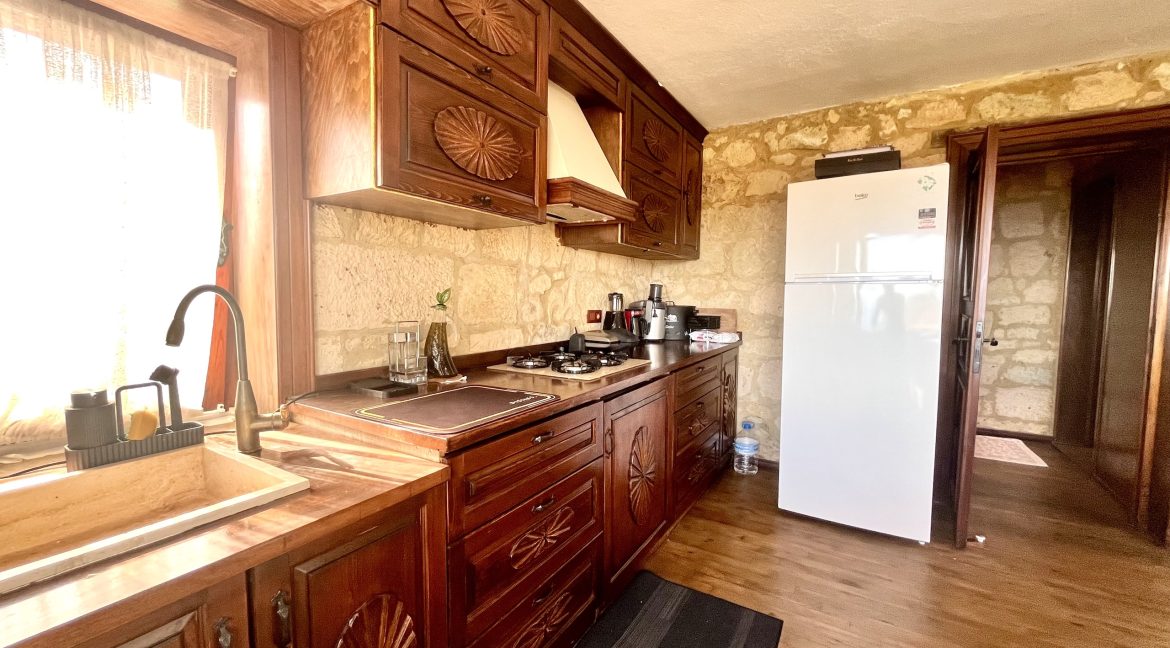 Arıklı Kanyonunda Deniz ve Doğa Manzaralı Taş Ev