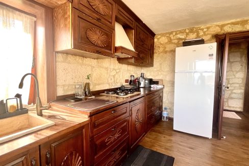 Arıklı Kanyonunda Deniz ve Doğa Manzaralı Taş Ev