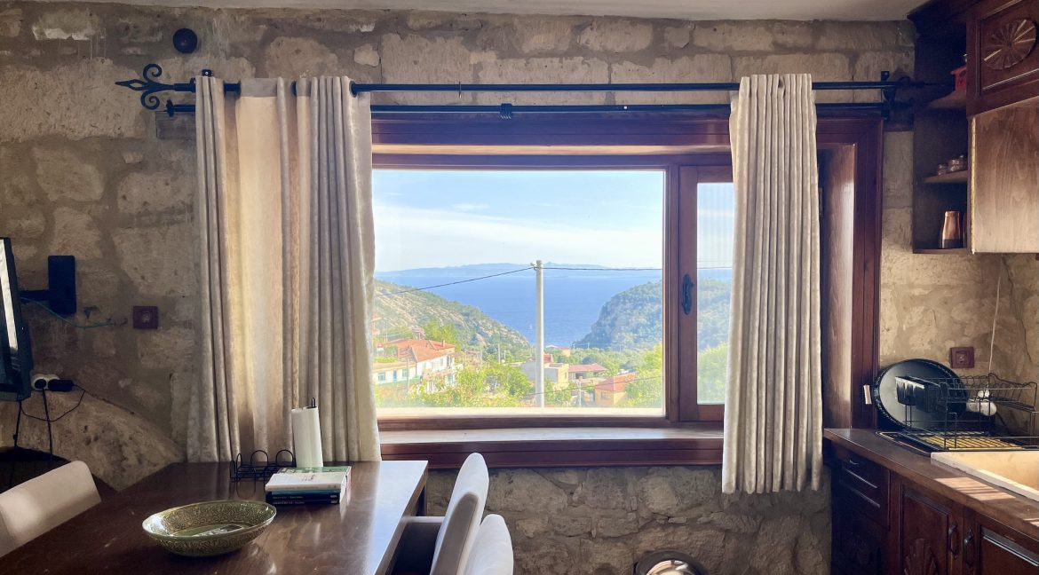 Arıklı Kanyonunda Deniz ve Doğa Manzaralı Taş Ev