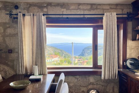 Arıklı Kanyonunda Deniz ve Doğa Manzaralı Taş Ev