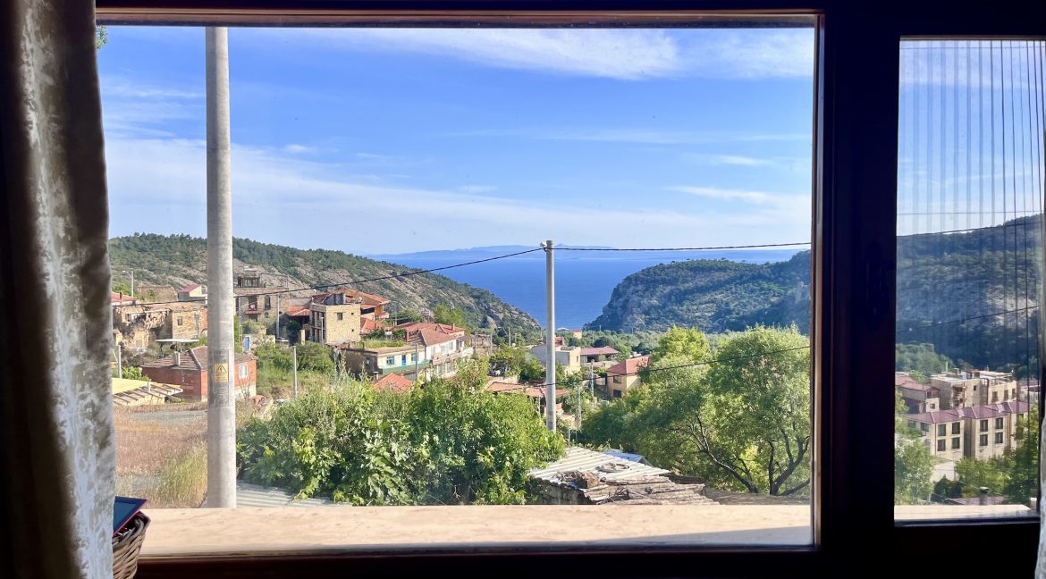 Arıklı Kanyonunda Deniz ve Doğa Manzaralı Taş Ev