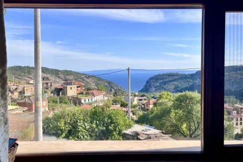 Arıklı Kanyonunda Deniz ve Doğa Manzaralı Taş Ev