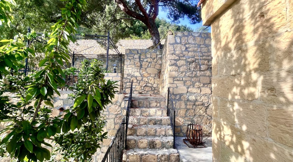 Arıklı Kanyonunda Deniz ve Doğa Manzaralı Taş Ev