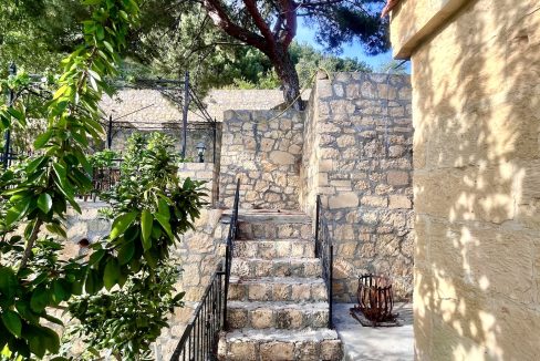 Arıklı Kanyonunda Deniz ve Doğa Manzaralı Taş Ev