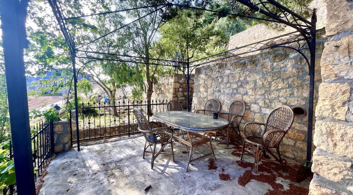 Arıklı Kanyonunda Deniz ve Doğa Manzaralı Taş Ev