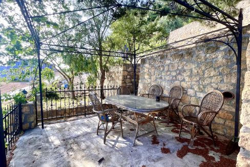 Arıklı Kanyonunda Deniz ve Doğa Manzaralı Taş Ev