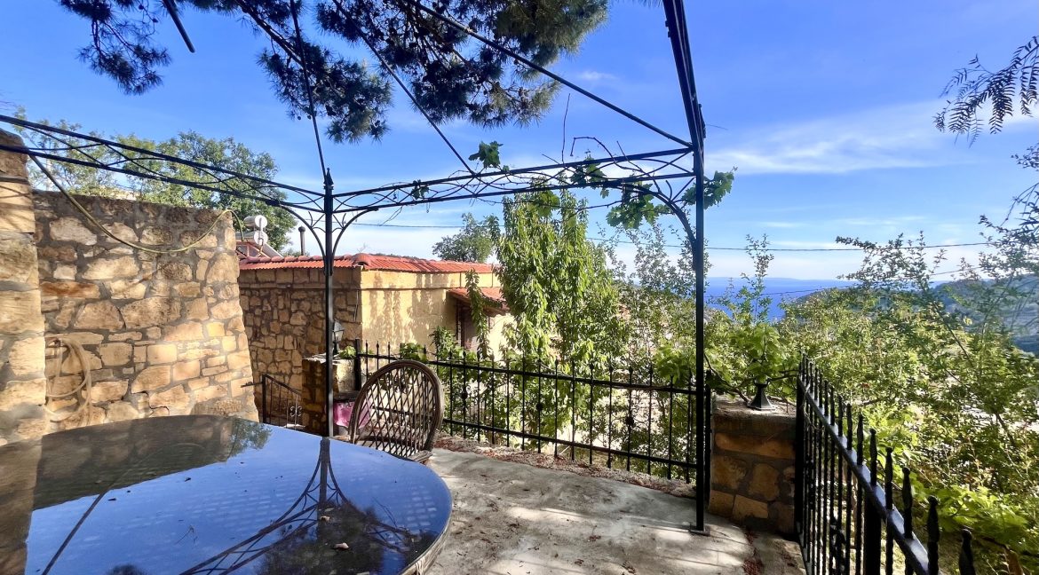 Arıklı Kanyonunda Deniz ve Doğa Manzaralı Taş Ev