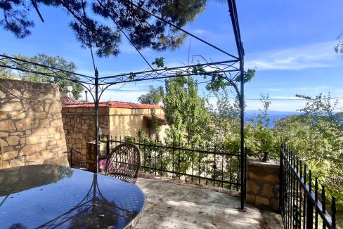 Arıklı Kanyonunda Deniz ve Doğa Manzaralı Taş Ev