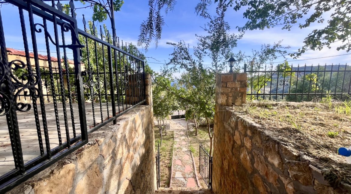 Arıklı Kanyonunda Deniz ve Doğa Manzaralı Taş Ev