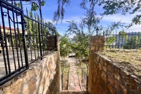 Arıklı Kanyonunda Deniz ve Doğa Manzaralı Taş Ev