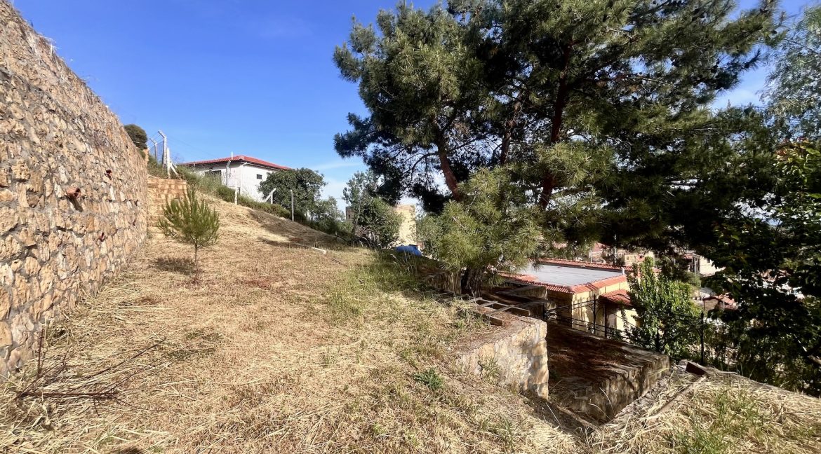 Arıklı Kanyonunda Deniz ve Doğa Manzaralı Taş Ev