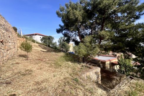 Arıklı Kanyonunda Deniz ve Doğa Manzaralı Taş Ev